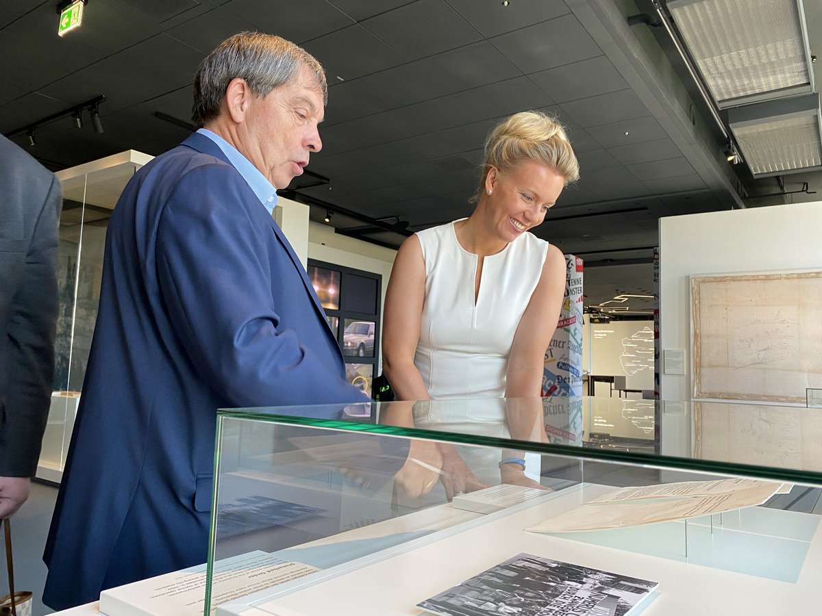 hdg_nrw's tweet photo. Wir haben uns sehr über den heutigen Besuch von NRW-Kulturministerin Ina Brandes im #HdGNRW gefreut. @MKW_NRW https://t.co/Mc31wWYm05