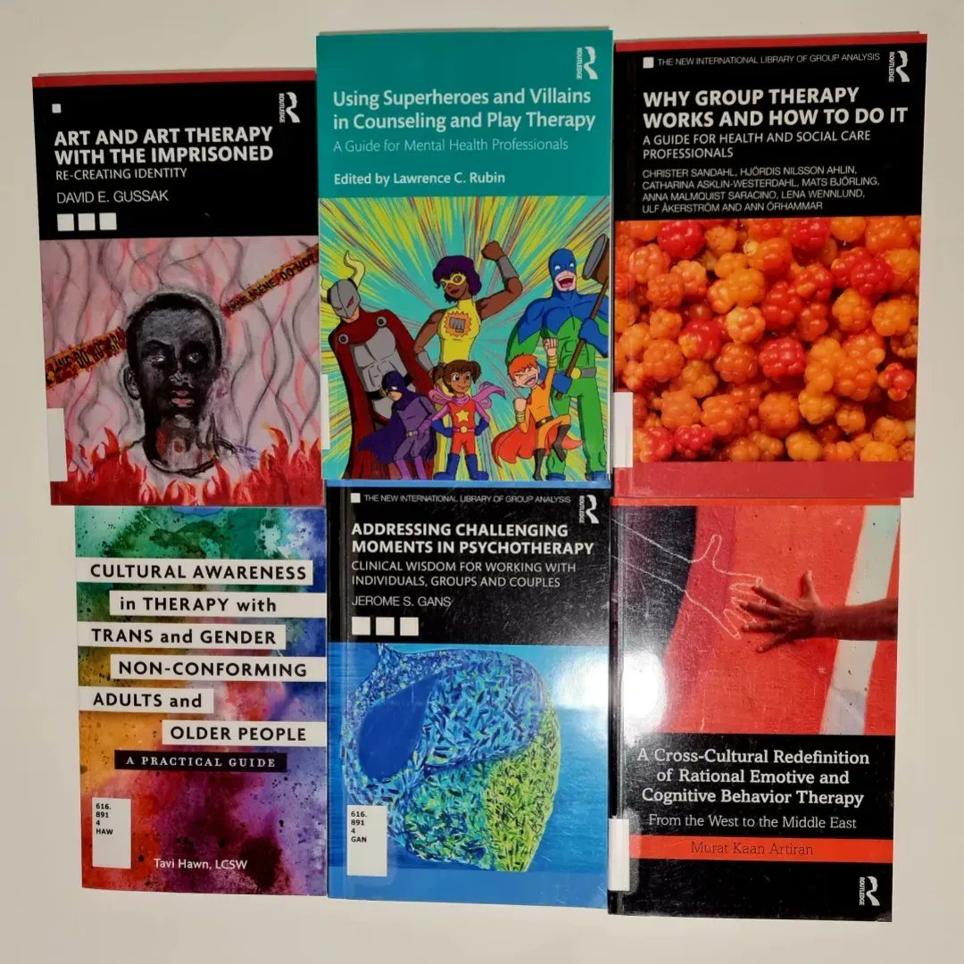 uswlibrary's tweet photo. New books just waiting to be added to our shelves for you 
Llyfrau newydd yn disgwyl yn eiddgar i gael eu rhoi ar ein silffoedd ar eich cyfer chi https://t.co/IpM3xwom0U