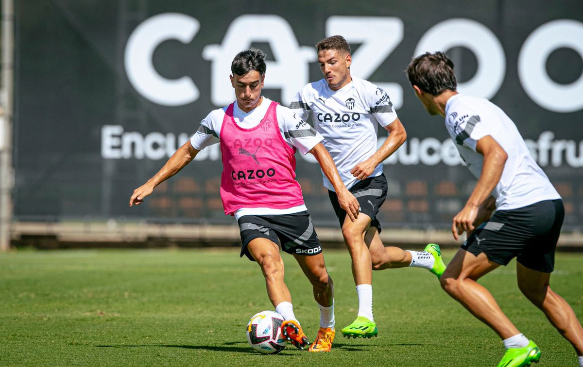 JuanAlbertoCB84's tweet photo. 💥Nuestro jugador Vicente Agulló @vicenteagullo_ participa en el entrenamiento del primer equipo del @valenciacf a las órdenes de Gennaro Gattuso ⚫️⚪️

¡Seguimos! 🦇 https://t.co/3vkaf6FYja