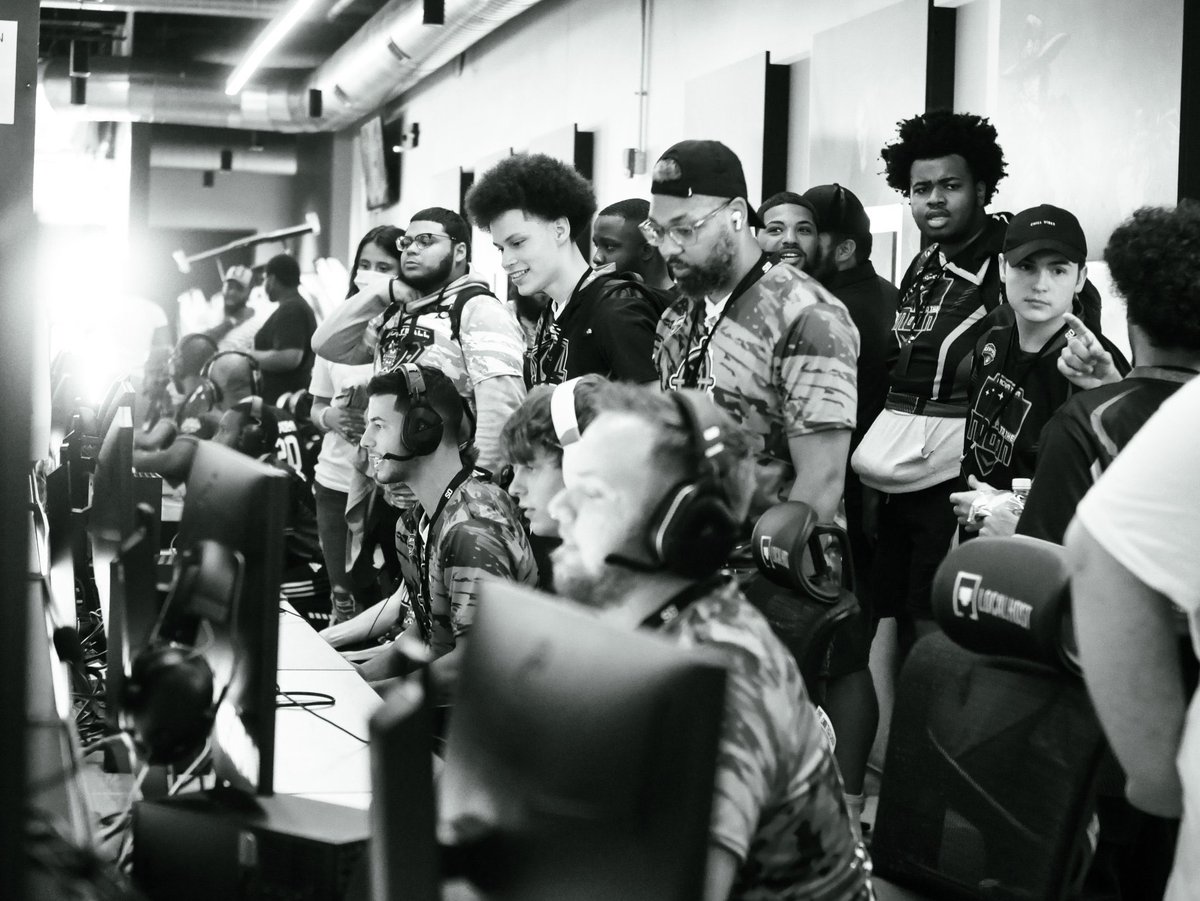 xxDMBxx12's tweet photo. First @UnifiedProAm Lan event coaching @AimUpGaming 

📸: @BlueDaddy24 https://t.co/IgVa505huM