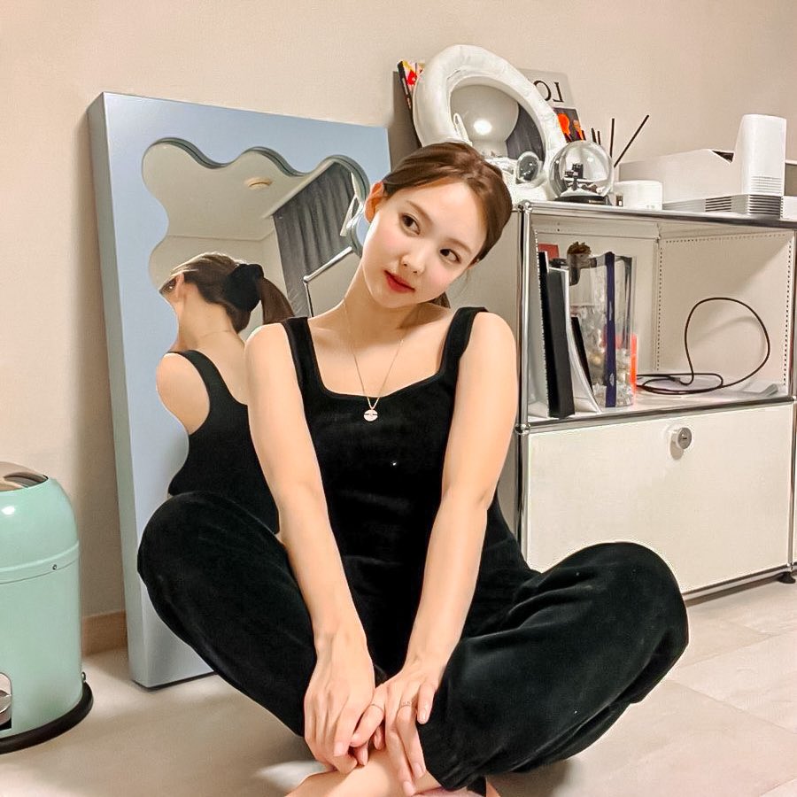 “you need to calm down”
[ a twiceteen filo au ]

student youtuber isabelle (ny) struggles to film her vlogs when the next-door neighbor sebastian (sc) screams profanities all night while playing video games.