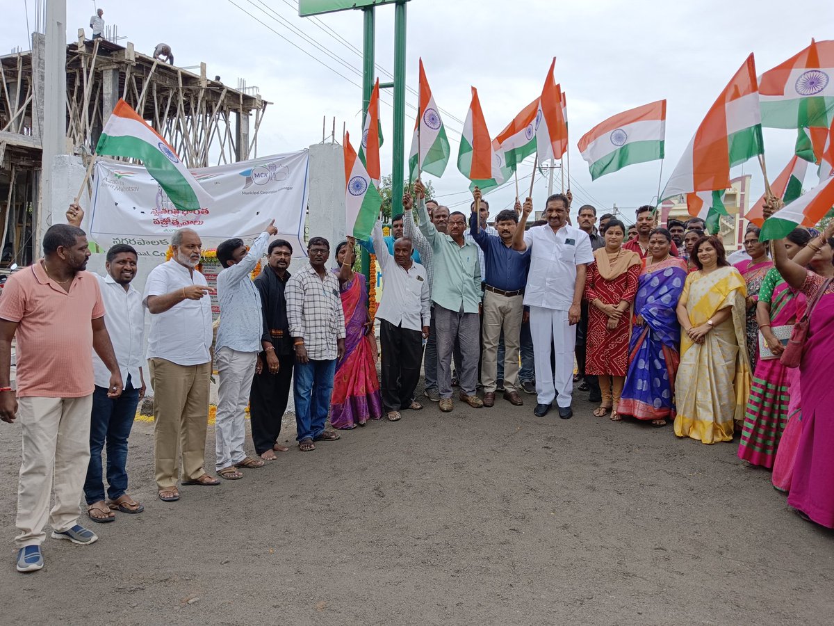 sanitationmck's tweet photo. #TeamMCK has distributed 23486+ National flags to households in MCK Limits today as a part of "Swatantra Bharat Vajrotsavalu". 
#TeamMCK  bringing smiles to every household! 
#IndependenceDayCelebrations @Collector_KNR
@aclb_knr
@cdmatelangana @arvindkumar_ias https://t.co/OWXa3Kkaua