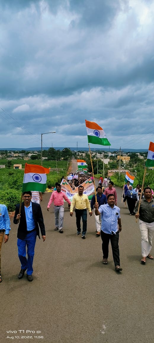 MinorityDeptBgk's tweet photo. 75 ನೇ ಸ್ವಾತಂತ್ರೋತ್ಸವದ ಅಮೃತ ಮಹೋತ್ಸವದ ಅಂಗವಾಗಿ ಹಮ್ಮಿಕೊಂಡಿರುವ ಹರ್ ಘರ್ ತಿರಂಗಾ ಅಭಿಯಾನಕ್ಕೆ  ಅಲ್ಪಸಂಖ್ಯಾತರ ಕಲ್ಯಾಣ ಇಲಾಖೆಯ ಜಿಲ್ಲಾ ಅಧಿಕಾರಿಗಳಾದ  ಶ್ರೀ ಶಿವಾನಂದ ಪಟ್ಟಣಶೆಟ್ಟಿ ಅವರು ನವನಗರದ ಸೆಕ್ಟರ್ 46 ರಲ್ಲಿರುವ ಅಲ್ಪಸಂಖ್ಯಾತರ ವಸತಿ ಶಾಲೆಗಳ ಕ್ಯಾಂಪಸ್ ನಲ್ಲಿ ಚಾಲನೆ ನೀಡಿದರು https://t.co/8aCcPyZtrD