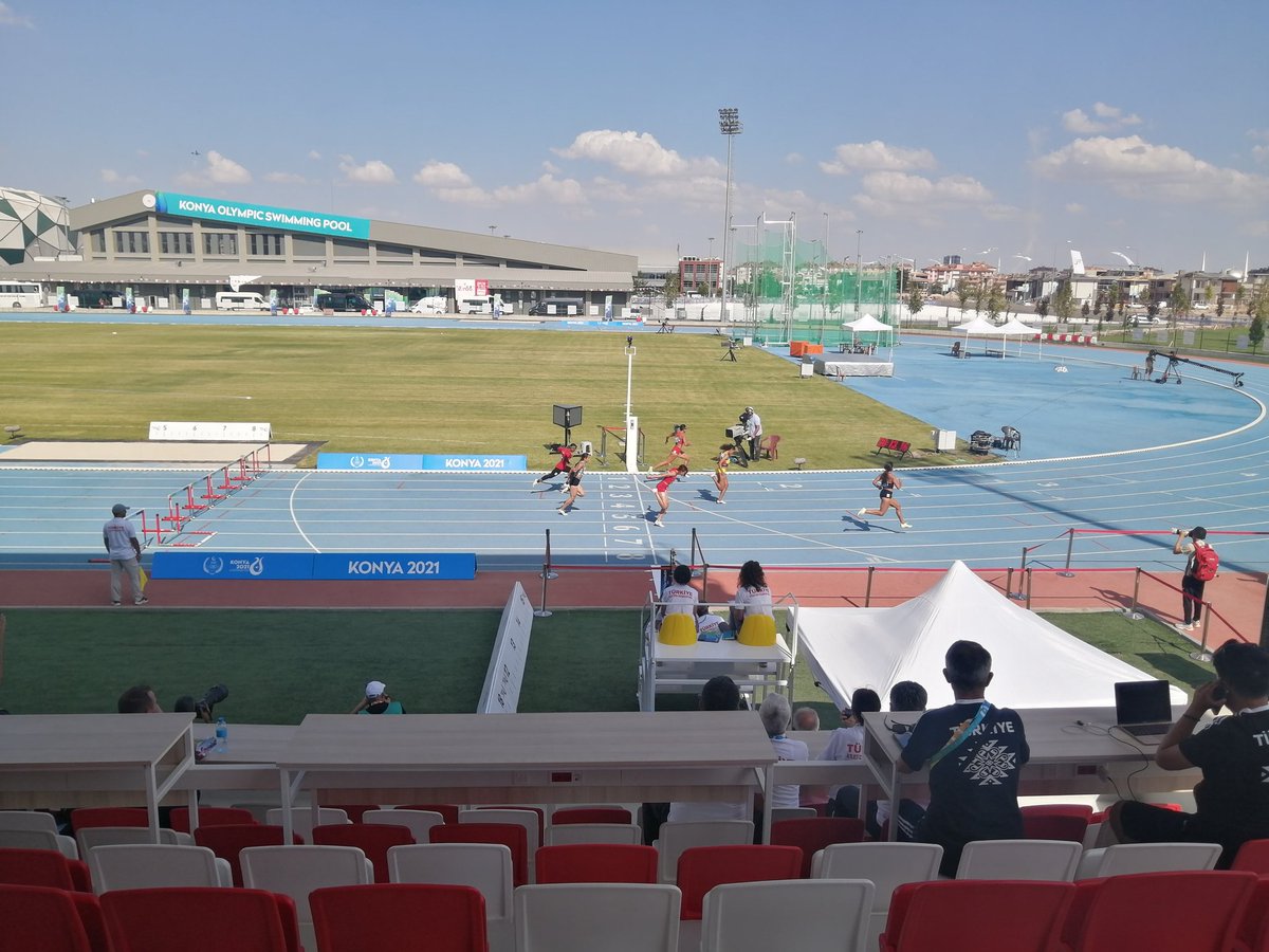 Konya'da atletizmin üçüncü günü başladı. Şevval Ayaz, 100 metre engelli ikinci seçme serisinde 13.15 ile Dedeh Erawati'nin 2013'teki Oyunlar rekorunu kırarak birinci sırada finale yükseldi. #Konya2021