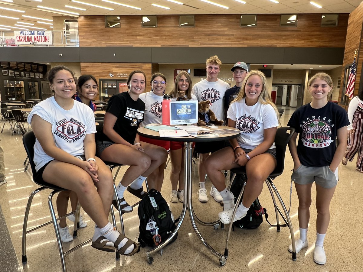 Crete FBLA student officers recruiting members for FBLA at freshman orientation!! #FBLA #Oneassociation #earlybirdgetstheworm <a href="/NebraskaFBLA/">Nebraska FBLA</a>
