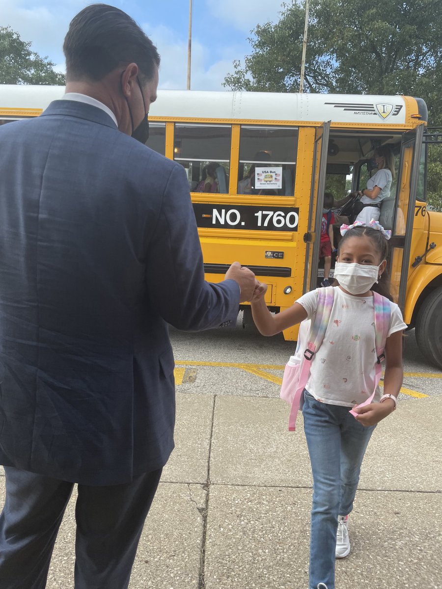 We are excited ⁦<a href="/JCPSKY/">JCPS</a>⁩ students! Great to see all of you on the #JCPSFirstDay .