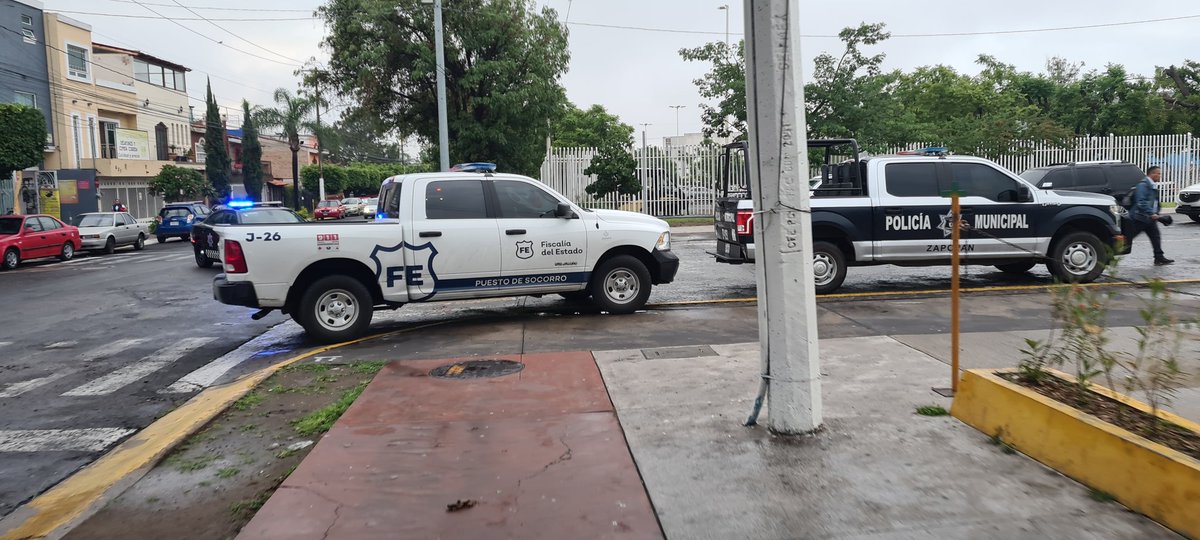 _raulglezs's tweet photo. En plena zona peatonal, y diario es lo mismo con unidades de policías y fiscalia, afuera de la cruz verde norte @Trafico_ZMG @FiscaliaJal @ZapopanGob https://t.co/flnq05oYXf