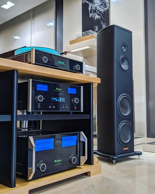 kjwestonelondon's tweet photo. A beautiful @mcintoshlabs #mcstack on display in our showroom. What better way to welcome our customers than with the iconic glow of the McIntosh blue meters? Here we have partnered the electronics with the S3 mk II speaker from @MagicoLLC https://t.co/8ek6cwq0hG