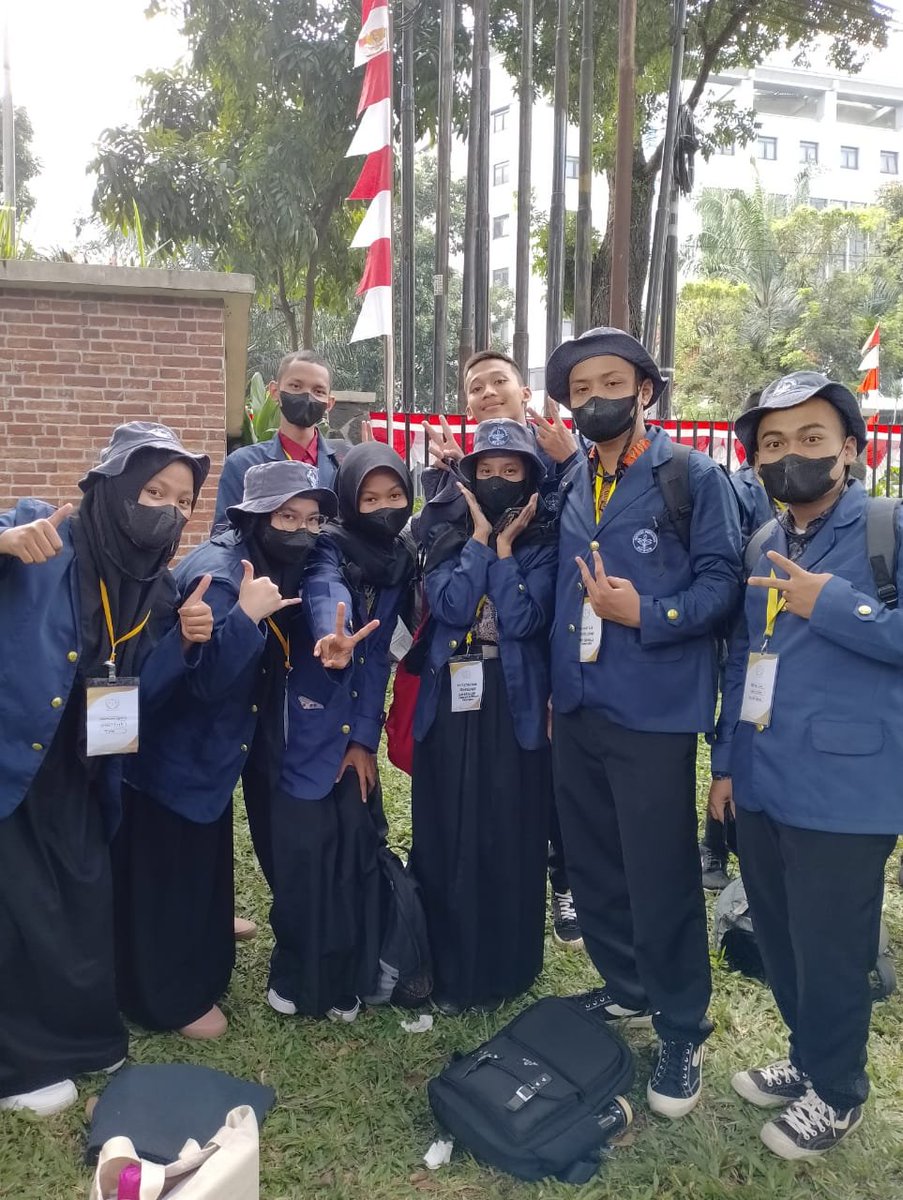 SyifaHandayan17's tweet photo. Thanks for 2 days of MPKMB 59 SV -IPB, banyak bgt yang bisa diambil pelajaran nya, mulai lagi tokoh inspiratif, kebersamaan dan kekompakan 🤙🤗
selamat menjadi the real "mahasiswa"❤️😘
#VOKASIIMPACT 
#MPKMB59SVIPB https://t.co/o5tTQzSew9