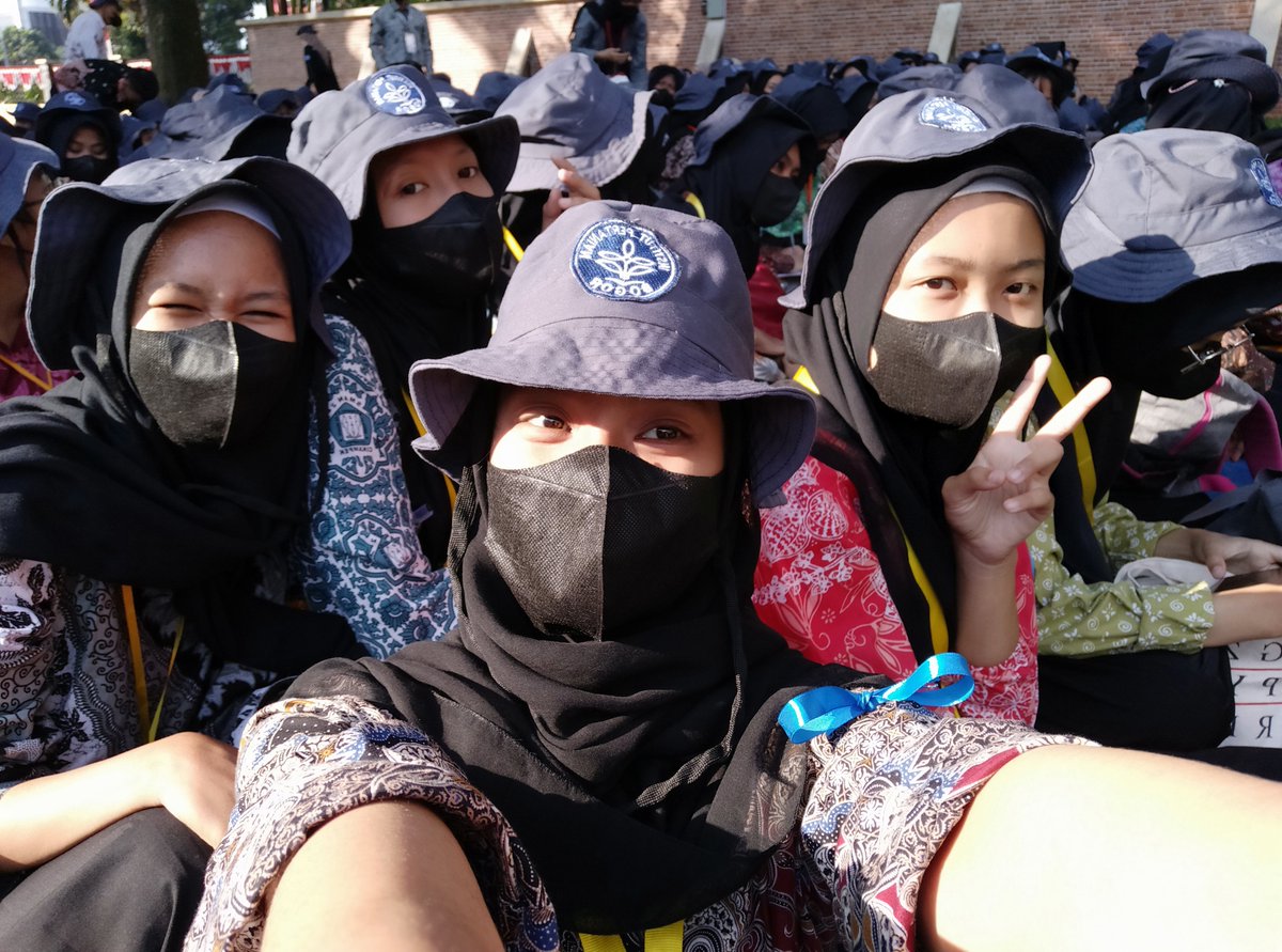SyifaHandayan17's tweet photo. Thanks for 2 days of MPKMB 59 SV -IPB, banyak bgt yang bisa diambil pelajaran nya, mulai lagi tokoh inspiratif, kebersamaan dan kekompakan 🤙🤗
selamat menjadi the real "mahasiswa"❤️😘
#VOKASIIMPACT 
#MPKMB59SVIPB https://t.co/o5tTQzSew9
