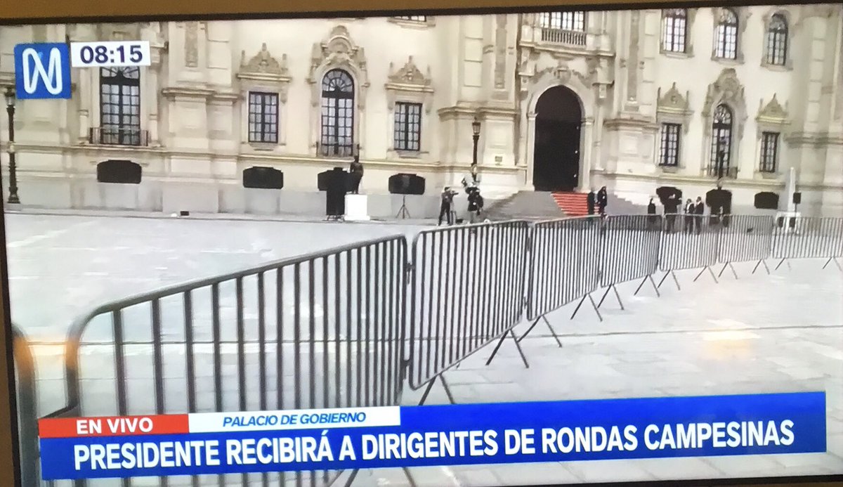 RicardoPinedoC's tweet photo. Al único que le va bien con este gobierno es al bro que alquila las vallas…
#PeruCompras https://t.co/czX5oZDodJ