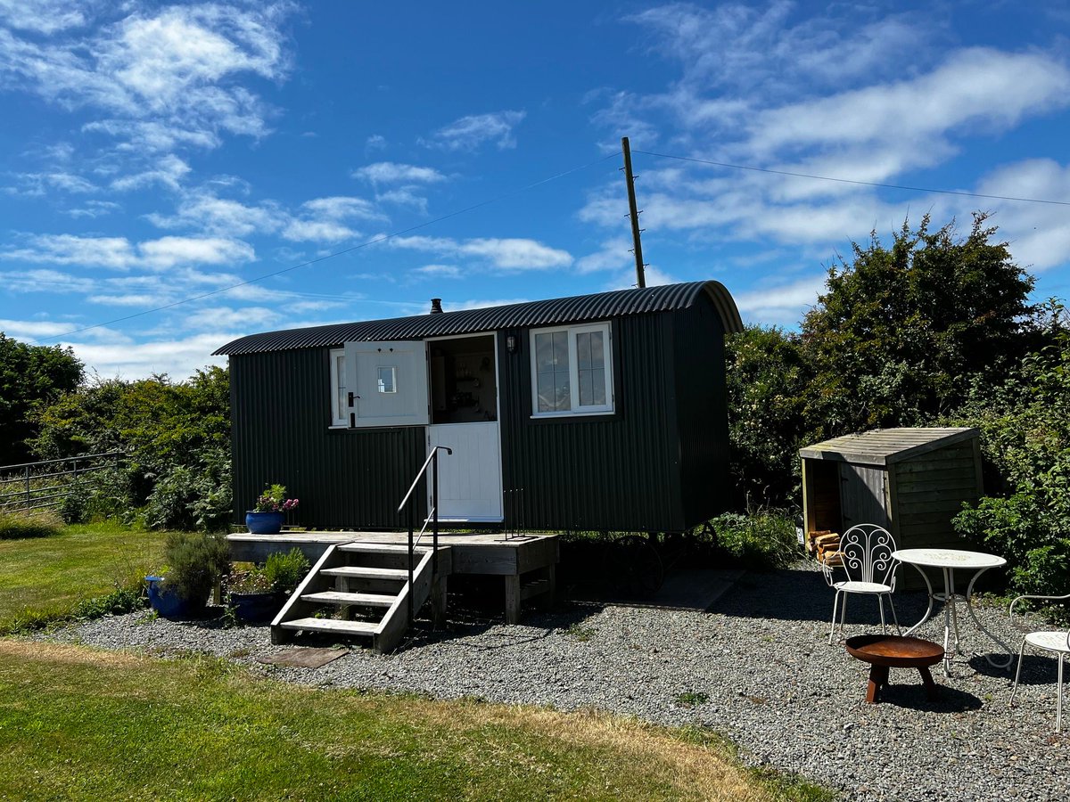 Camping_Direct's tweet photo. There are 2 beautiful shepherd huts to choose from at Anglesey Shepherds Huts. Whichever one you stay in, you will not be disappointed.
https://t.co/mjwzcDDrH5 
#Glamping #ShepherdsHut #AdultOnly #Couples #RomanticGetaway #Scenic #Llanfaethlu #Caergybi #Anglesey @AngleseyHuts https://t.co/5rJpWU6AMM