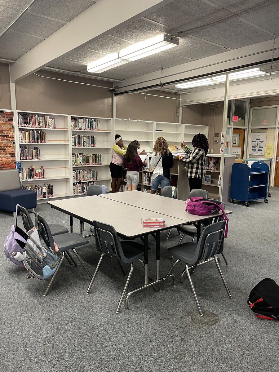 HoorayMsJay's tweet photo. Gallery Walks are a great way to introduce students to technology from the past! #history #socialstudies https://t.co/dcDfG9Ywqk