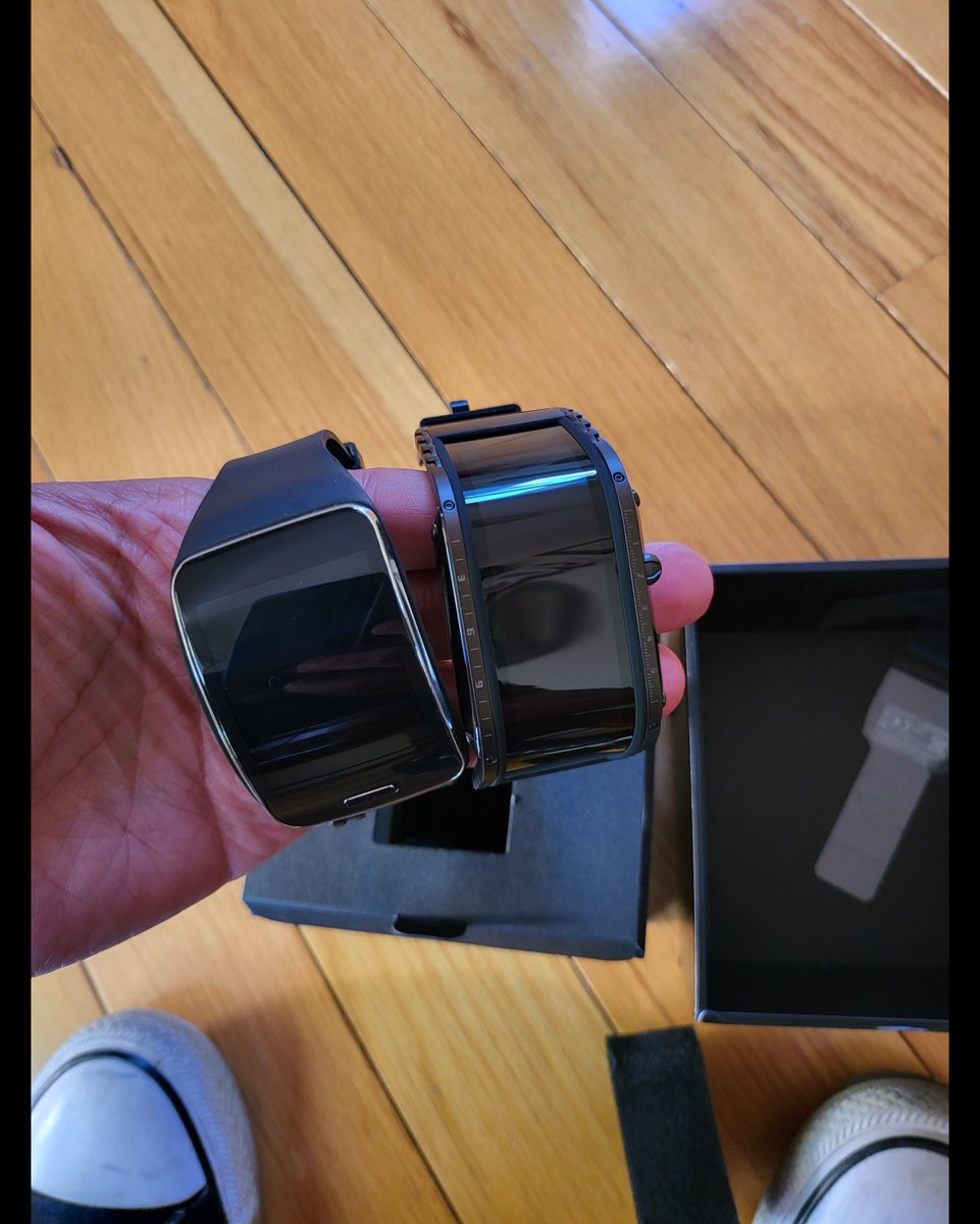SergDJB's tweet photo. @UniverseIce I wish they had made that screen longer as it still looks like a damn AAPL watch! Maybe in all black or dark Grey would look better hiding the frame. Here my daily drivers. https://t.co/7QAzhgFlun
