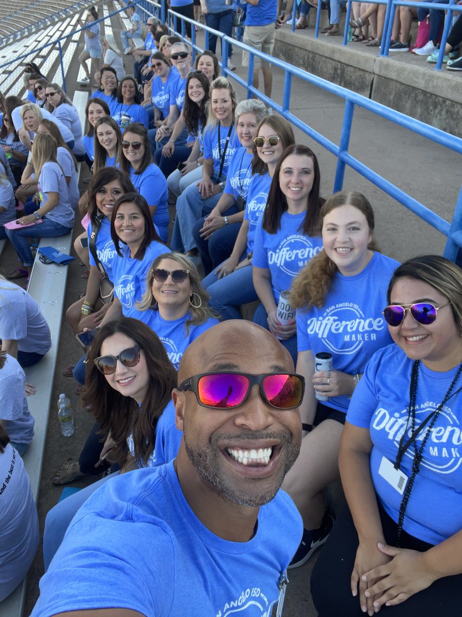 glenmorejets's tweet photo. Convocation!!!  #differencemaker https://t.co/Bquvm3vKFM
