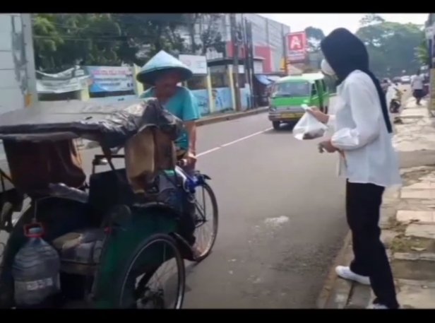 zahsiyanaptr's tweet photo. Melakukan kegiatan aksi kita yang saya lakukan juga merupakan salah satu contoh bentuk berbagi yaitu memberikan sedikit makanan untuk mereka yang membutuhkan🥰
#TheGlimpseStoryofGatamalaAgrinawa
#MPKMB59SVIPB
#IPBDIGDAYA
#VOKASIJUARA
#VOKASIIMPACT https://t.co/foT6eV4Hn7
