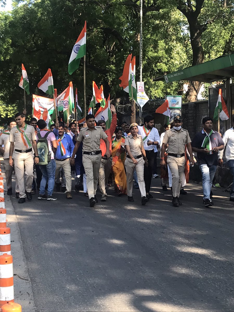 DOC_DSE_DU's tweet photo. In consonance with ‘Har GharTiranga’, the flagship programme of the Government of India to commemorate 75 years of India’s Independence (Azadi Ka Amrit Mahotsav), the Department of Commerce, Delhi School of Economics, DU participated in the ‘TirangaYatra’ on 10 August, 2022 https://t.co/X4K7bFGta3