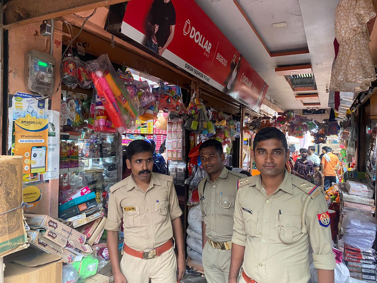 moth_police's tweet photo. श्रीमान वरिष्ठ पुलिस अधीक्षक महोदय जनपद झांसी के निर्देशन में शांति एवं सुरक्षा व्यवस्था के दृष्टिगत थाना मोंठ पुलिस द्वारा क्षेत्र में सार्वजनिक व भीड़भाड़ इलाकों वाले स्थानों पर शांति व्यवस्था ड्यूटी करते हुए । @sspjhansi  @moth_police https://t.co/HzhcmP1nIM