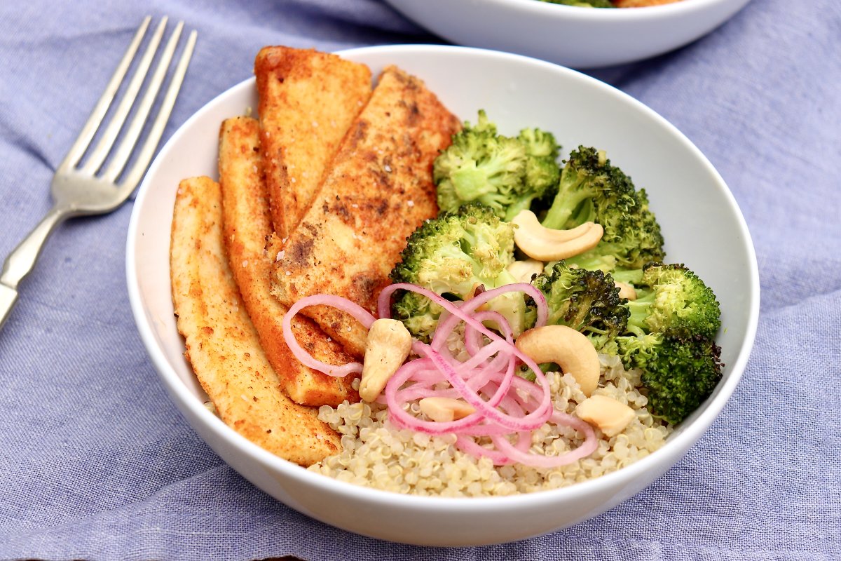 Some say eating soy causes breast cancer and others say eating soy is protective for breast cancer as well as other cancers – so which one is it? And check out my new Crispy Spiced Tofu Broccoli Bowl recipe!
fountainavenuekitchen.com/nutrition/soy/… #soy #tofurecipes #cancernutrition