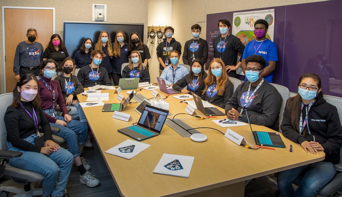ATLASLabNU's tweet image. 240 days, 106 surveys, 58 tasks, through illness, injuries, time differences, and many early mornings- mission accomplished! Last month our Northwestern student comprised Martian Analysis Groups worked with NASA to successfully complete the SIRIUS-21 space analog mission!