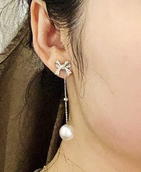 BillHicksDesign's tweet image. These pearl and diamond drops are detachable and are the perfect gift for those who love adding a bit of extra luxury to their day.  Pair them with any stud earrings to mix and match your existing collection..