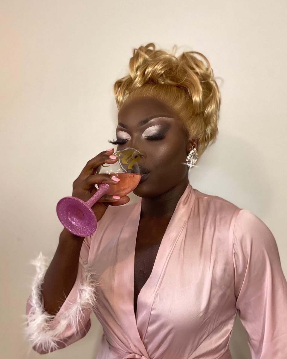 I love me a good wine after a gig or on my day off to really relax and get a bit of a buzz🫠 You can purchase your bottle online anytime through the link in @rosehall_run bio💕