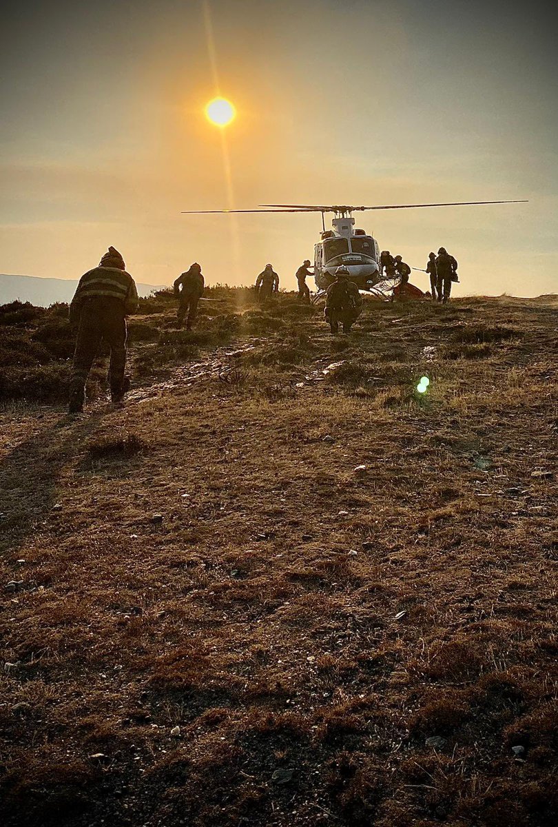 Rotorsun's tweet photo. Vuelta a casa con la brigada de Silleda #bell412 #firefight #sunset https://t.co/OMTAznEv99