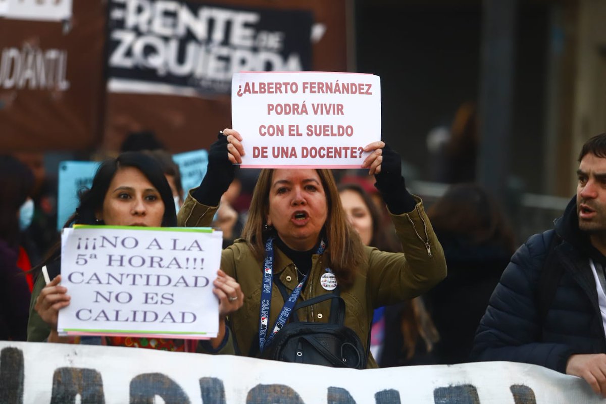 PaulaAkerfeld's tweet photo. Hoy #ParoNacional docente y movilización de la unidad piquetera. Frente a la devaluación y tarifazos: aumento de emergencia, de salarios, jubilaciones y pensiones. Hay que unir la lucha de ocupados y desocupados en todos el país. CTERA-CTA y CGT #PlanDeLuchaYa https://t.co/esLXdL8Gf7