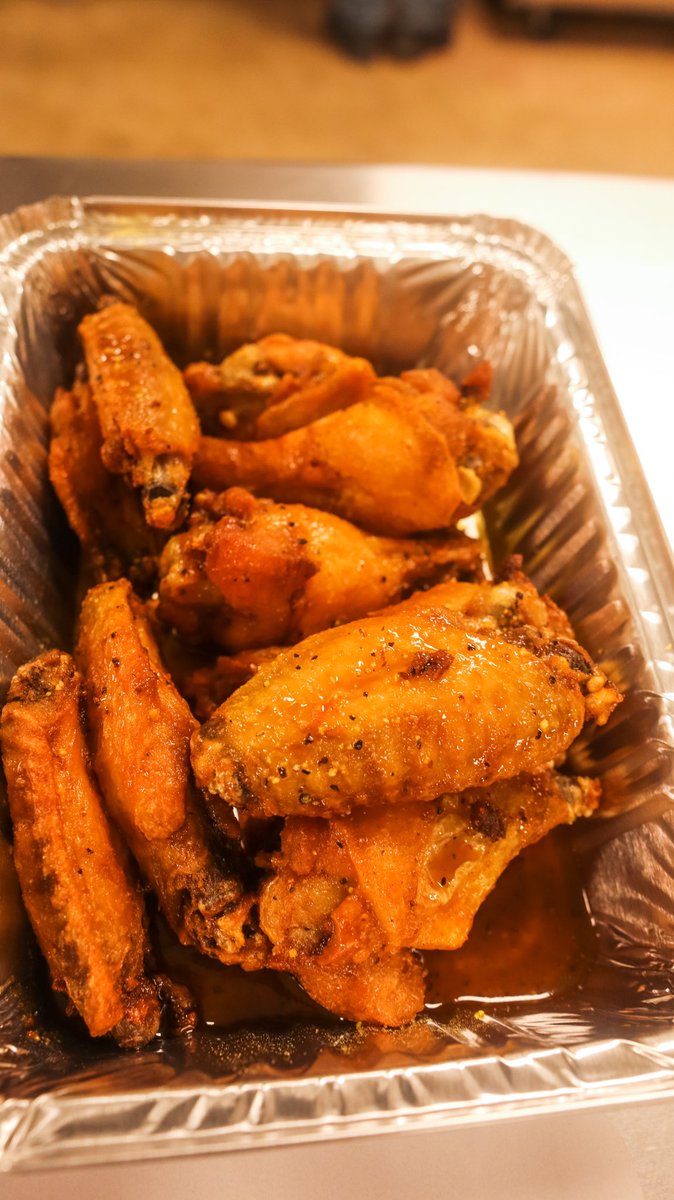 Memee's Wings has finally opened up their spot, a black woman owned wing spot outta Memphis. 🔥 

One of my favorite wing spots, that honey gold goes crazy every time. 😮‍💨 

📍700 S Cockrell Hill Rd Suite 158 Duncanville Tx