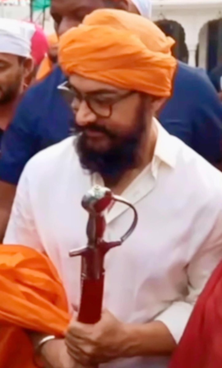 Love_preet22's tweet photo. ਹੱਥ ਚੇ ਕੜਾ , ਮੂੰਹ ਤੇ ਦਾਹੜਾ ਪ੍ਰਕਾਸ਼ , ਸਿਰ ਤੇ ਕੇਸਰੀ ਦਸਤਾਰ ਤੇ ਸ੍ਰੀ ਸਾਹਿਬ ਹੱਥ ਚੇ ਫ਼ੜ ਕੇ...ਸਿੱਖ ਕਿਰਦਾਰ ਚੇ ਆਮਿਰ ਖਾਨ ਪੁਹੰਚਿਆ...ਸ੍ਰੀ ਦਰਬਾਰ ਸਾਹਿਬ 🙏🏻🙏🏻 https://t.co/PW4pXMPx6i