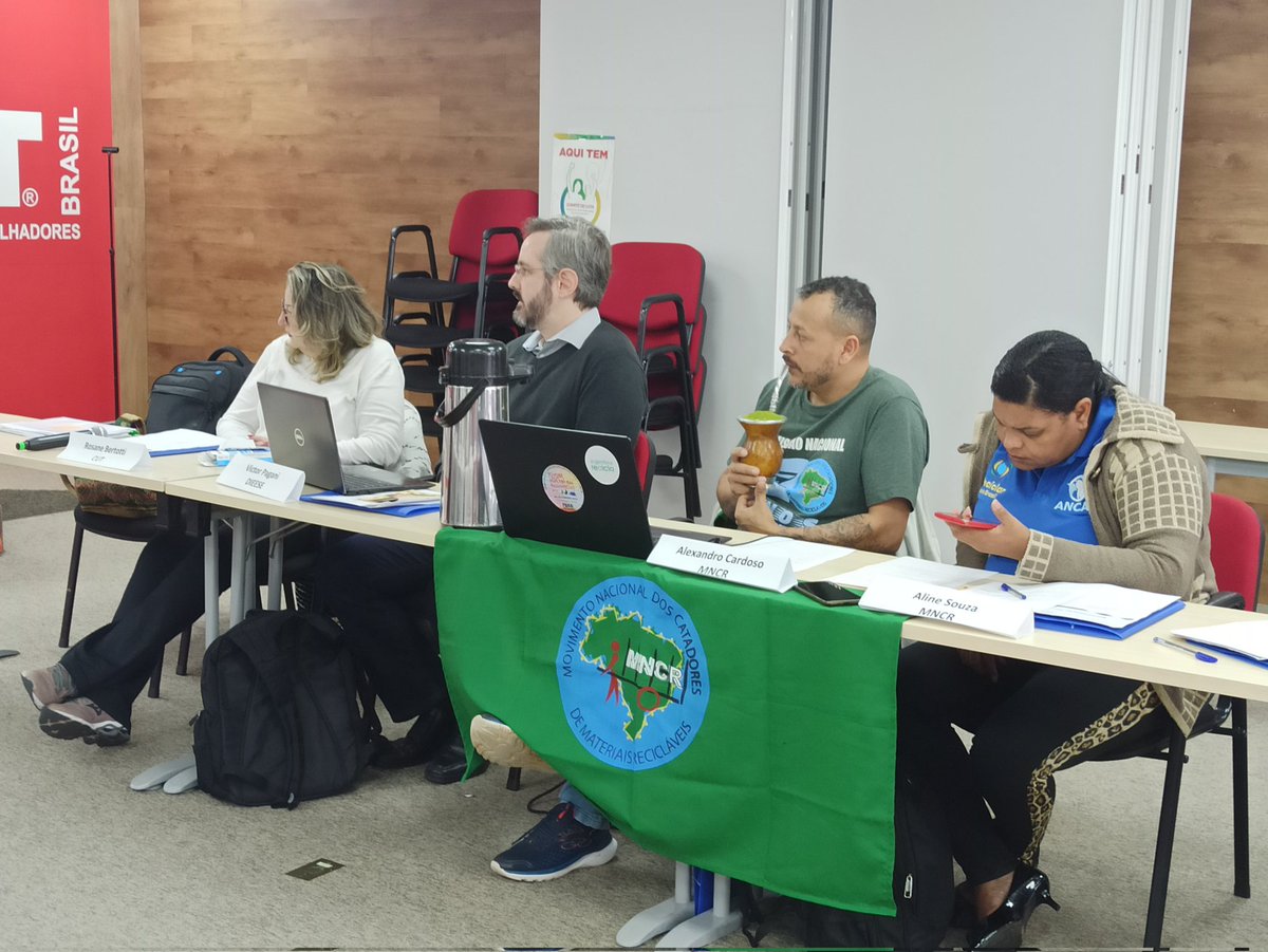 Now begins the 1st Intersectoral Meeting of Informal Workers in Brazil, at the national headquarters of @CUT_Brazil, with @WIEGOGLOBAL Waste pickers, domestic workers, home-based workers and street vendors gathered to discuss the challenges of work Organize, organize, organize!