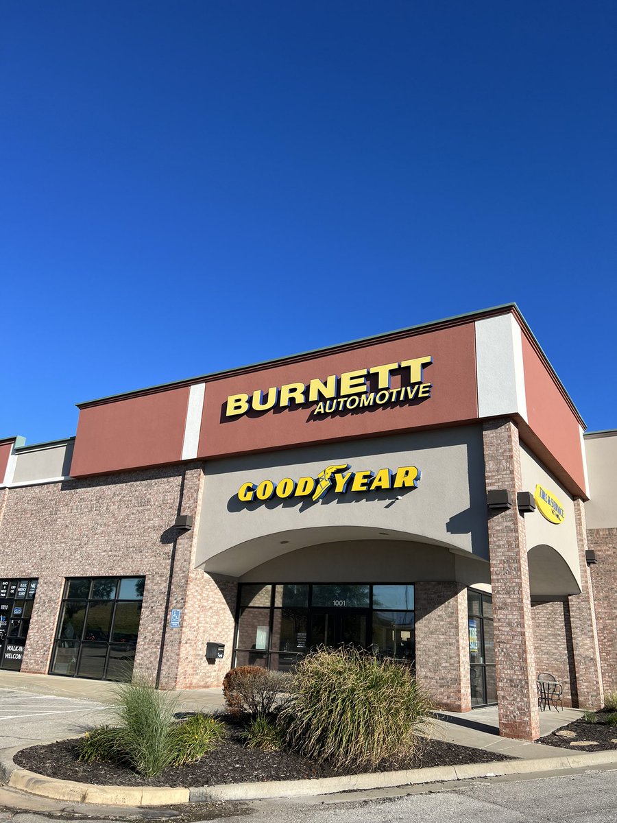 OATCHealthcare's tweet photo. Thank you Garrett Senestraro and Former student Tyler Rogers at Burnett Automotive for continuing to be an OATC industry partner and helping staff on the amazing race! #AmazingGray
@RoadrunnersOATC https://t.co/CYYODFBjL3