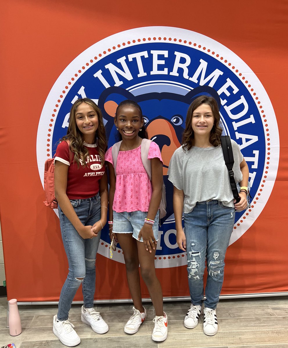 techtrisha's tweet photo. First day of sixth grade for these Clark Cubs! @ClarkCISD #ClarkConnects @ConroeISD https://t.co/vbLCyBePAn
