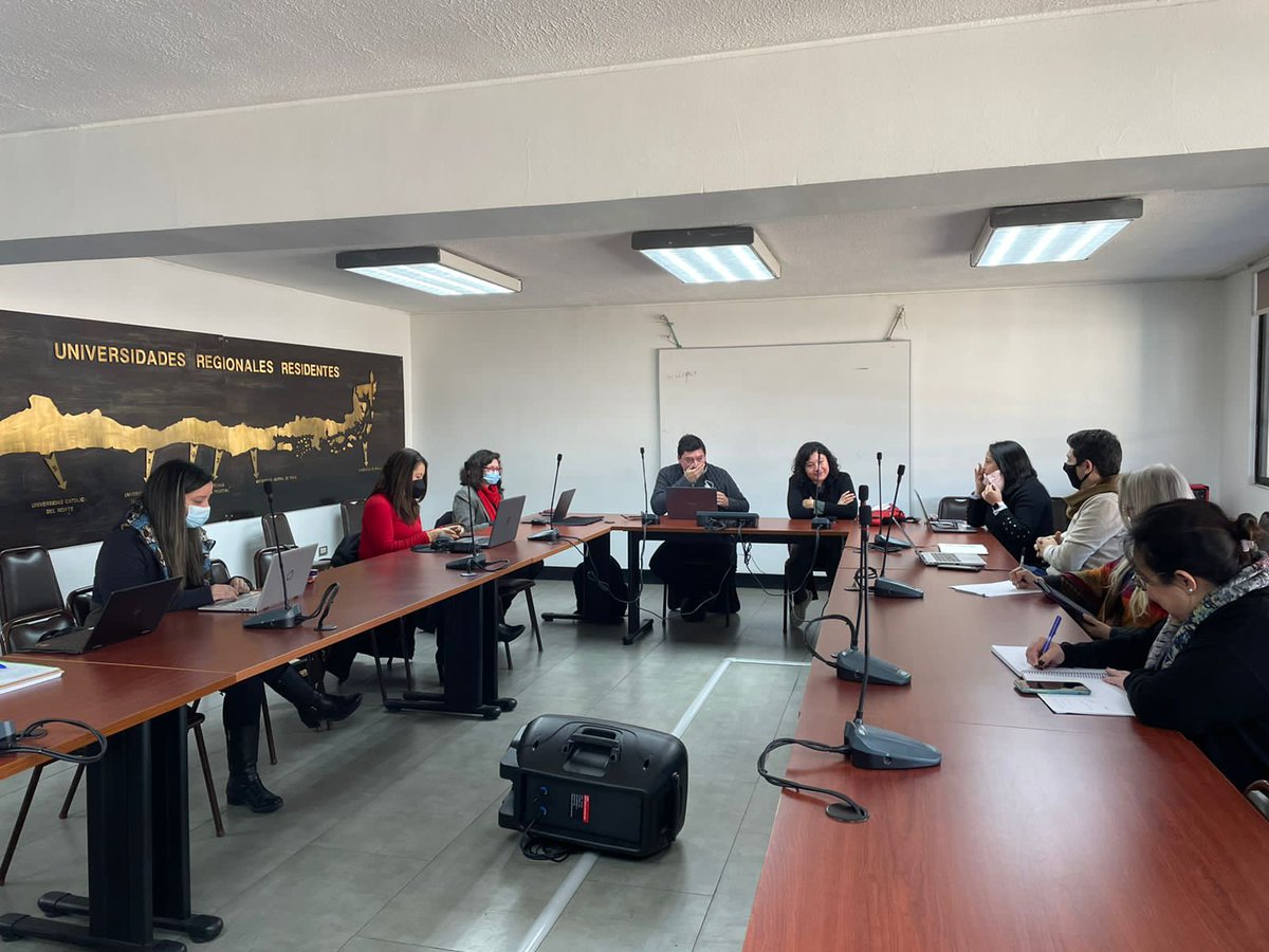 Pedagogias_UFRO's tweet photo. 📸Directora del Programa Yo Quiero Ser Profesor/a #UFRO, Dra. Carla Chavarría, participó de la primera sesión presencial de la Red Universitaria Estatal de Formación Inicial Pedagógica –RUEFIP-, en el marco de la programación de actividades anuales de la #RUEFIP 2022-2023.👩🏫👨🏫 https://t.co/mk4MNE2uPr