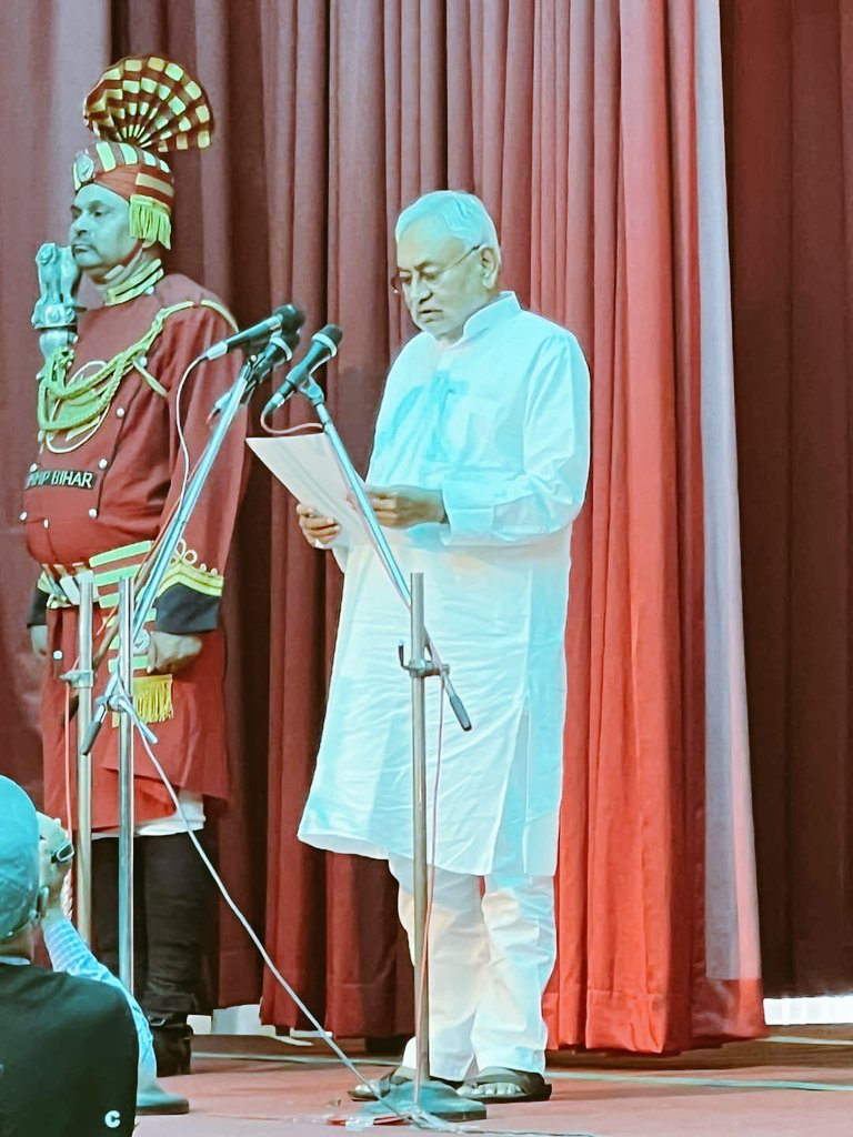 SandhyaSp2022's tweet photo. बिहार के मुख्यमंत्री के रूप में श्री नीतीश कुमार जी एवं उपमुख्यमंत्री के रूप में श्री तेजस्वी यादव जी को शपथ लेने पर हार्दिक बधाई एवं शुभकामनाएं।
#BiharPoliticalCrisis 
@RJDUttarPradesh @yadavtejashwi @TejYadav14 https://t.co/YgyZh045QB