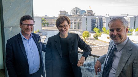 Stefan Kaufmann (@stefankaufmann) on Twitter photo It was a privilege to serve as Innovation Commissioner for Green #Hydrogen <a href="/BMBF_Bund/">Bildungsmisererepublik Deutschland - BRDigung</a>. Thanks to "my" ministers <a href="/starkwatzinger/">Bettina Stark-Watzinger</a> & <a href="/AnjaKarliczek/">Anja Karliczek 🇺🇦🇮🇱</a> for their trust. I wish my successor <a href="/TillMansmann/">Till Mansmann</a> all the best for his exciting new task! 👉 bit.ly/3vUKn2z © BMBF Rickel It was a privilege to serve as Innovation Commissioner for Green #Hydrogen <a href="/BMBF_Bund/">Bildungsmisererepublik Deutschland - BRDigung</a>. Thanks to "my" ministers <a href="/starkwatzinger/">Bettina Stark-Watzinger</a> & <a href="/AnjaKarliczek/">Anja Karliczek 🇺🇦🇮🇱</a> for their trust. I wish my successor <a href="/TillMansmann/">Till Mansmann</a> all the best for his exciting new task! 👉 bit.ly/3vUKn2z © BMBF Rickel