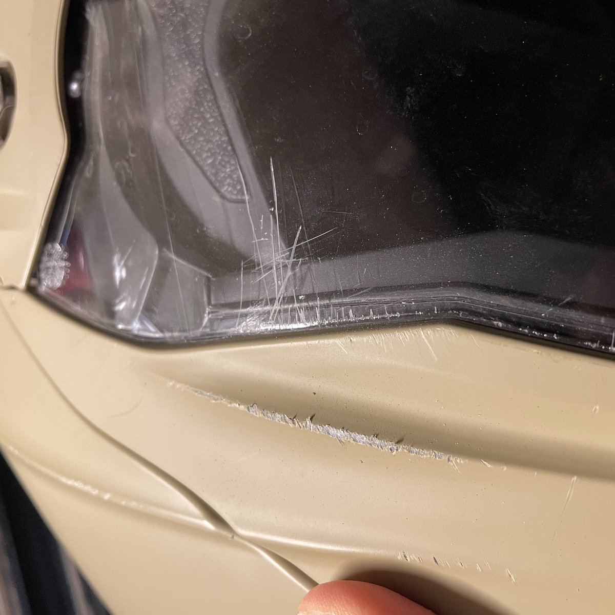 xamper's tweet photo. 妻にヘルメット落とされて、傷入っちゃった😱😵😭
#scorpionhelmet
#exoat950
#アドベンチャーヘルメット
#悲しい
#sadday https://t.co/dUkwVFceUb