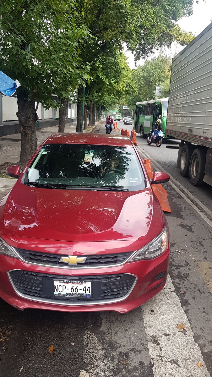 zetrocr's tweet photo. @UCS_GCDMX , calzada camarones 14, ciclovía totalmente bloqueada , urge tránsito. https://t.co/OEujw8e1VU