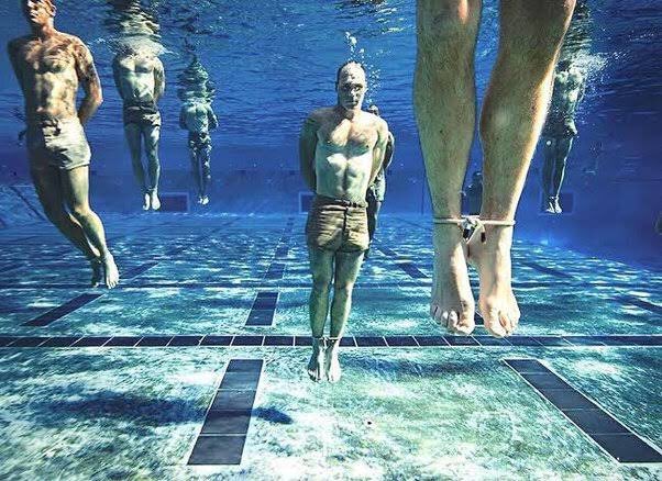 How long do US-Navy seal hold their breathe under water?? Navy SEALs