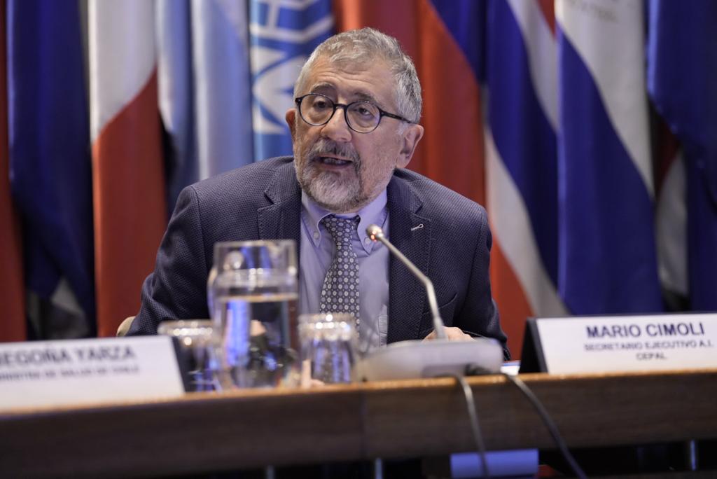 cepal_onu's tweet photo. Más allá de la selección de los individuos, lo que el Estado tiene que hacer -así como en un sistema educativo, así como en el trabajo- es primariamente asegurar el acceso a la salud. Por eso para la #CEPAL este es un tema fundamental: @MarioCimoli Secretario Ejecutivo a.i. https://t.co/9YxWXQ8lbn