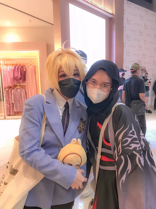 holy shit lrt ... yk i took pic with the whole host club at acg HAHAHA 