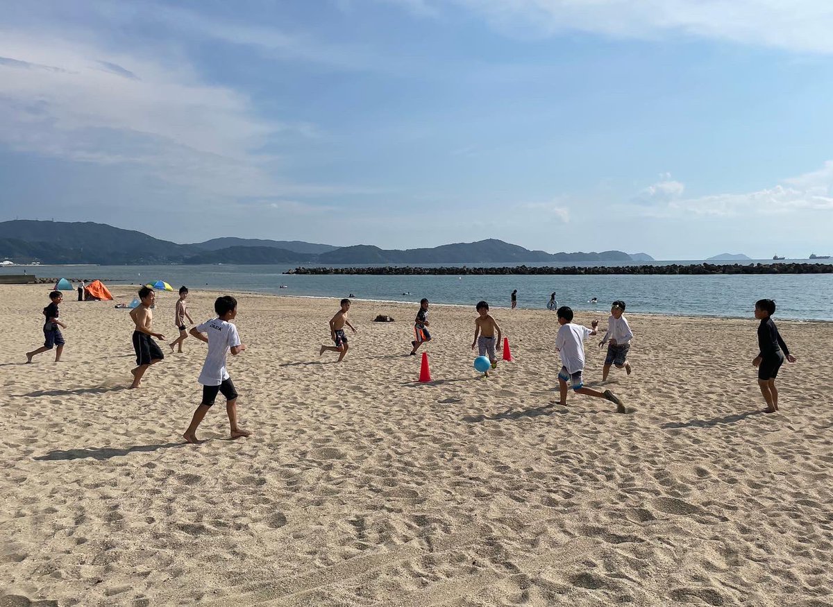 SpaerFootballA1's tweet photo. 【ジュニア】
《夏合宿　１日目☀️⚽️》

和歌山県へ1泊2日の夏合宿☀️

FC  JUNRELOさんとの交流戦✨⚽️
各選手にとってたくさんの課題が出た試合となり、良い経験になりました🔥💪
交流戦の後は海を満喫🏝☺️
宿舎ではボードゲームで���り上がりました🙌😆

#シュパーサー 
#夏合宿 
#和歌山
#夏の思い出 https://t.co/yEWpxuGsds