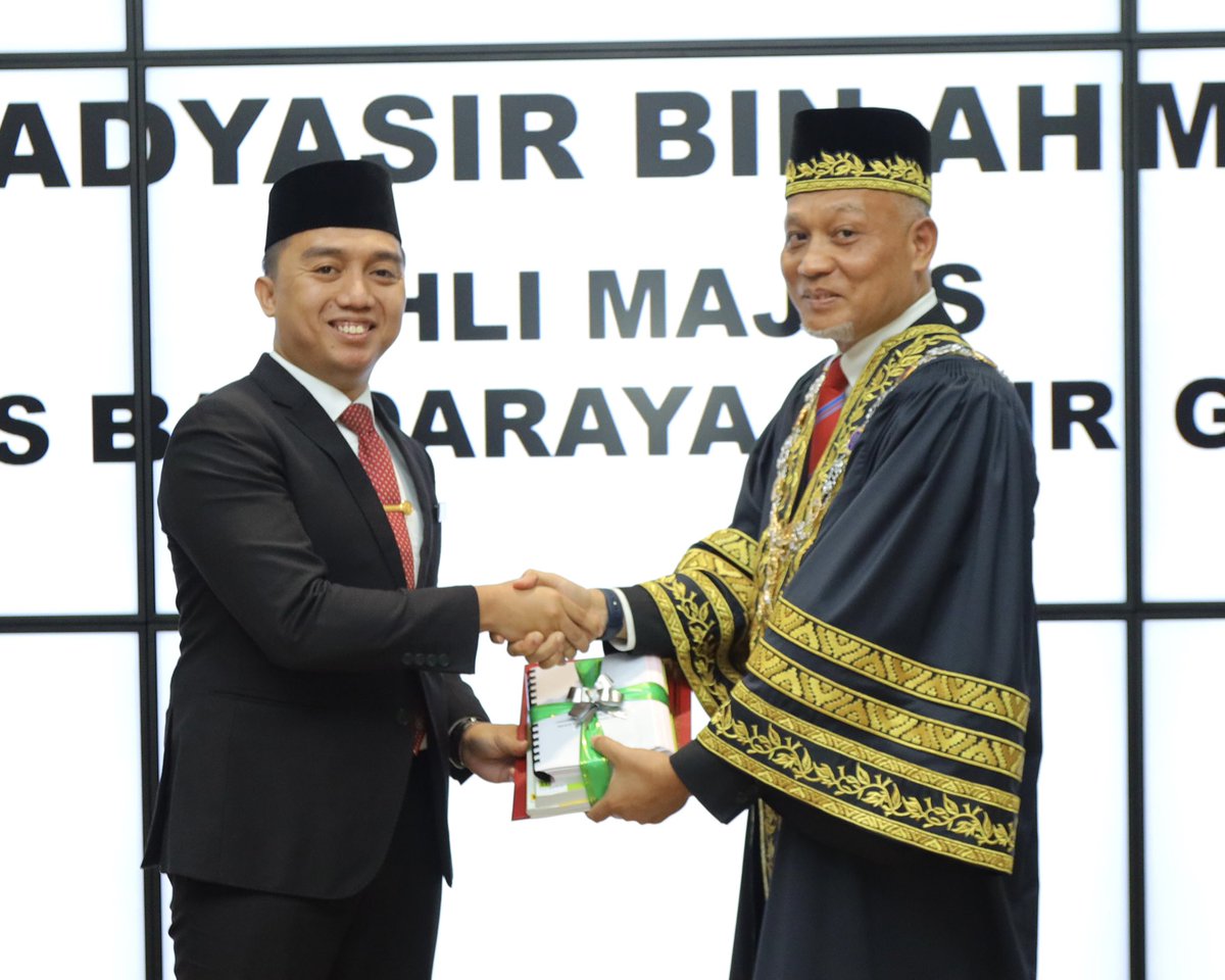 MadyasirAB's tweet photo. Rabbi Yassir Wala Tu’assir Rabbi Tammim Bil Khair

Alhamdulillah, petang tadi selesai Majlis Angkat Sumpah Pelantikan Ahli Majlis bagi Majlis Bandaraya Pasir Gudang (MBPG).

[1/3] https://t.co/tI2ugiaEef