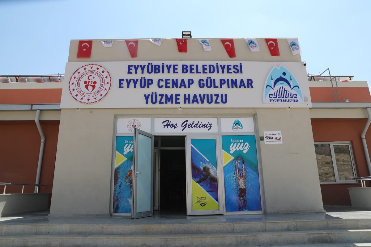 mehmetkusnet's tweet photo. Meclis Üyelerimizle birlikte Eyüp Cenap Gülpınar Yarı Olimpik Yüzme Havuzumuza akın eden gençlerimizle bir araya geldik. 

Kanallarda yüzmeyelim, sevdiklerimizi üzmeyelim... https://t.co/a4A163DHvQ