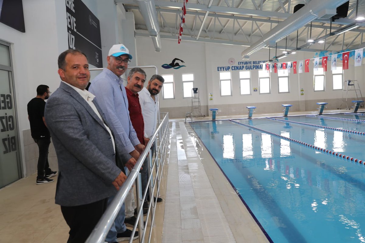 mehmetkusnet's tweet photo. Meclis Üyelerimizle birlikte Eyüp Cenap Gülpınar Yarı Olimpik Yüzme Havuzumuza akın eden gençlerimizle bir araya geldik. 

Kanallarda yüzmeyelim, sevdiklerimizi üzmeyelim... https://t.co/a4A163DHvQ