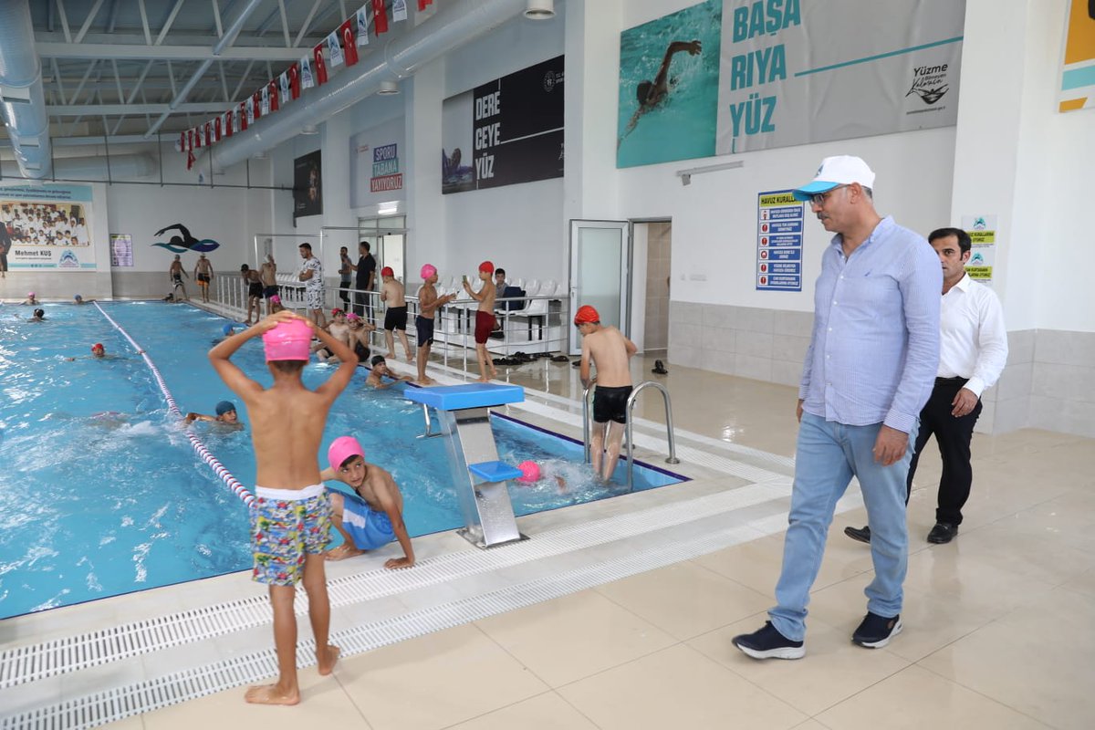 mehmetkusnet's tweet photo. Meclis Üyelerimizle birlikte Eyüp Cenap Gülpınar Yarı Olimpik Yüzme Havuzumuza akın eden gençlerimizle bir araya geldik. 

Kanallarda yüzmeyelim, sevdiklerimizi üzmeyelim... https://t.co/a4A163DHvQ
