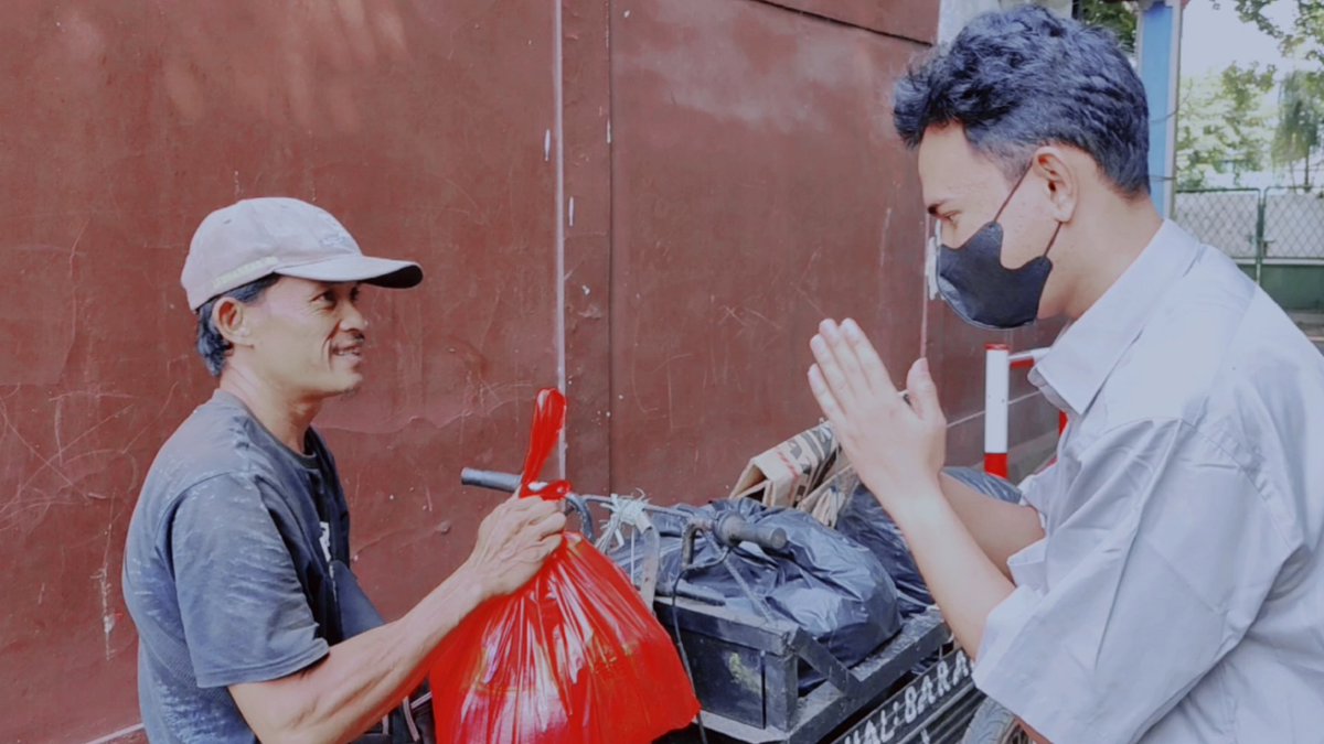 iqbalap25's tweet photo. [ Keseruan mengerjakan penugasan Aksi Kita ]
Part 1. Berbagi itu indah, jangan lupa untuk berbagi, karena berbagi itu tidak akan mengurangi apa yang kita punya. 
#VOKASIIMPACT #MPKMB59SVIPB #IPBDIGDAYA #VOKASIJUARA  #TheGlimpeStoryofGatamalaAgrinawa
@mpkmbsv_ipb https://t.co/4QKvo6aahs