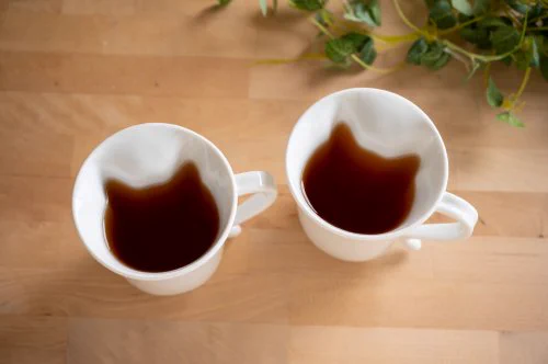 飲み物を注ぐと浮かび上がる！？「ねこマグカップ」が可愛い。