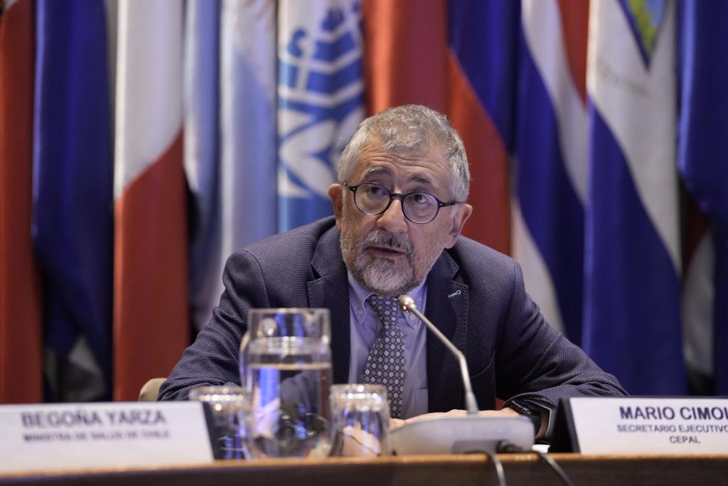 cepal_onu's tweet photo. .@MarioCimoli: Este debate sobre la salud debe discutirse considerando la fiscalidad y la solidaridad global, y es continuo en el tiempo. Sin un sistema de salud en estas condiciones es imposible pensar al desarrollo y la productividad. Cuenten con la #CEPAL en esta tarea. https://t.co/qjlJxpnkiD