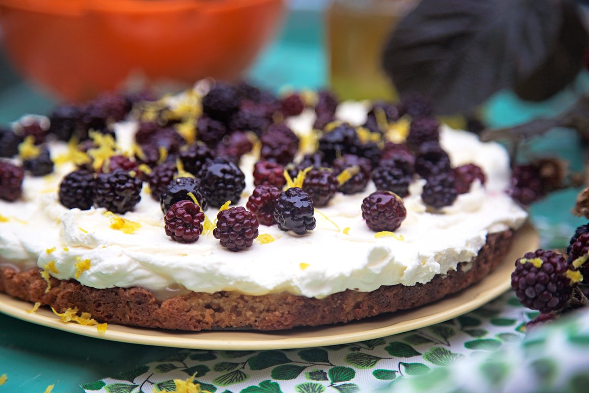 🔆We're sure the last place you want to be on an August afternoon is in the kitchen minding a hot oven!
This  impressive No Bake Cheesecake dessert is faff free- no oven needed
🍒Any summer fruits will work. Perfect for picnics &amp; tea parties 
honeybuns.co.uk/Blogs/Em-s-Blo…